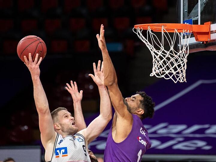 Jito Kok von der BG Göttingen (r) blockt Fabian Bleck von den Merlings Crailsheim.