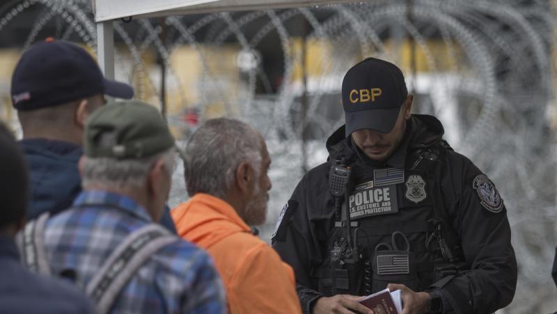 Ein Grenzbeamter kontrolliert in Tijuana am Grenzübergang zwischen Mexiko und den USA einen Pass. Ein Grenzbeamter kontrolliert in Tijuana am Grenzübergang zwischen Mexiko und den USA einen Pass.