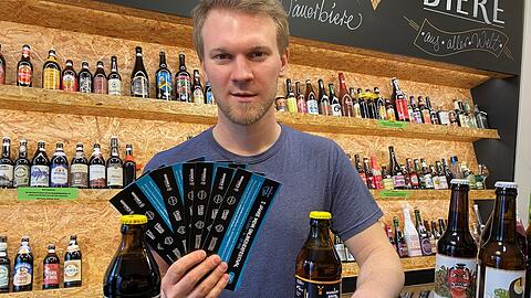 Dario Stieren hat noch jede Menge Tickets für das Online Bierfestival in seiner Bierothek. Dort gibt's auch frisches Bier der Munich Brew Mafia