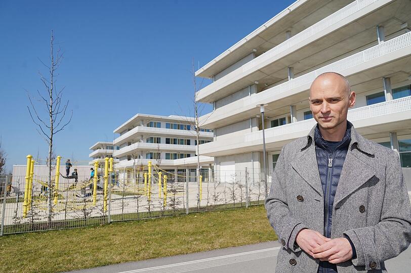Architekt Igor Brncic (47) vor neuen Schulen am Bildungscampus.
