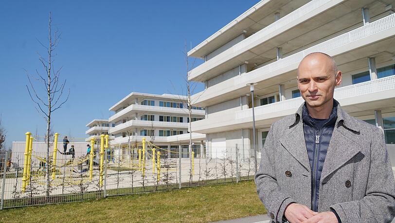 Architekt Igor Brncic (47) vor neuen Schulen am Bildungscampus. Architekt Igor Brncic (47) vor neuen Schulen am Bildungscampus.