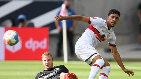Frankfurts Martin Hinteregger (l) und Stuttgarts Omar Marmoush kämpfen um den Ball.