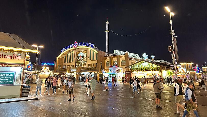 Auch der Himmel weint, weil das Oktoberfest jetzt vorbei ist: Um 23.30 Uhr fing es an zu regnen. Auch der Himmel weint, weil das Oktoberfest jetzt vorbei ist: Um 23.30 Uhr fing es an zu regnen.