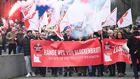 Die Belegschaft in Frankfurt protestierte zuletzt gegen die geplante Schließung des Werks. (Archivbild)