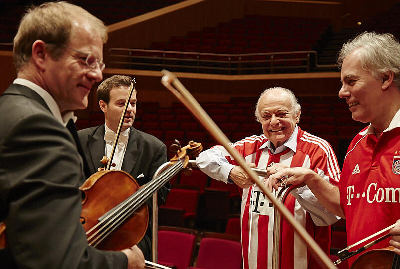 Wolfgang Berg (links) mit dem damaligen Chefdirigenten Lorin Maazel und seinen Kollegen Konstantin Sellheim und Stephan Haack (re.). Das Orchester feuerte damals den FC Bayern vor dem Finale der Champions League mit einer Aufnahme der Hymne an. Mit Erfolg: Der FC Bayern holte damals das Triple.