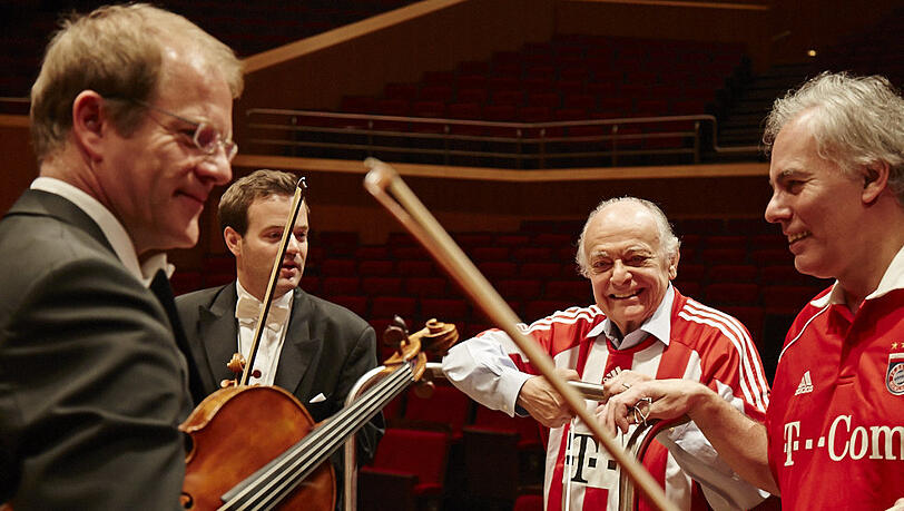 Wolfgang Berg (links) mit dem damaligen Chefdirigenten Lorin Maazel und seinen Kollegen Konstantin Sellheim und Stephan Haack (re.). Das Orchester feuerte damals den FC Bayern vor dem Finale der Champions League mit einer Aufnahme der Hymne an. Mit Erfolg: Der FC Bayern holte damals das Triple. Wolfgang Berg (links) mit dem damaligen Chefdirigenten Lorin Maazel und seinen Kollegen Konstantin Sellheim und Stephan Haack (re.). Das Orchester feuerte damals den FC Bayern vor dem Finale der Champions League mit einer Aufnahme der Hymne an. Mit Erfolg: Der FC Bayern holte damals das Triple.