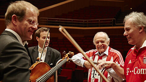 Wolfgang Berg (links) mit dem damaligen Chefdirigenten Lorin Maazel und seinen Kollegen Konstantin Sellheim und Stephan Haack (re.). Das Orchester feuerte damals den FC Bayern vor dem Finale der Champions League mit einer Aufnahme der Hymne an. Mit Erfolg: Der FC Bayern holte damals das Triple.