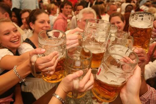 Ungetrübter Wiesnspaß mit viel Bier: Mit den reservierten Plätzen auf dem Oktoberfest wird schon im Vorfeld sehr viel Geld verdient.