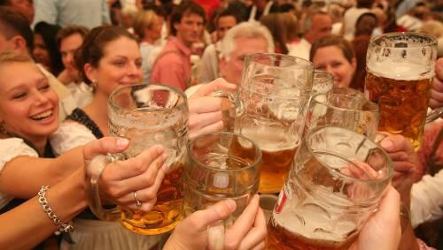 Ungetrübter Wiesnspaß mit viel Bier: Mit den reservierten Plätzen auf dem Oktoberfest wird schon im Vorfeld sehr viel Geld verdient. Ungetrübter Wiesnspaß mit viel Bier: Mit den reservierten Plätzen auf dem Oktoberfest wird schon im Vorfeld sehr viel Geld verdient.