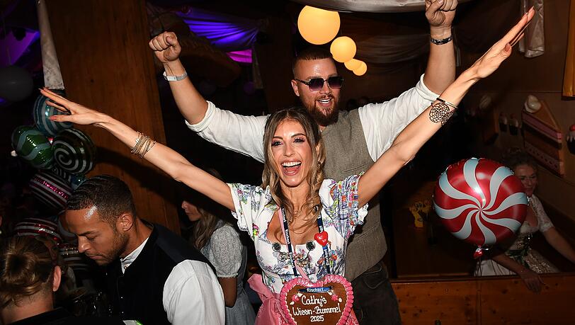 Cathy Hummels feiert mit Rapper Kollegah ihren WiesnBummel 2025. Cathy Hummels feiert mit Rapper Kollegah ihren WiesnBummel 2025.