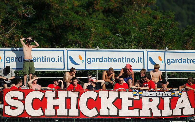 Der FC Bayern München hat in seinem Trainingslager am Gardasee die erste Einheit bestritten. Impressionen aus Arco.