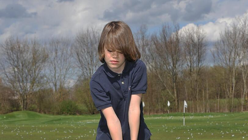 Die richtige Startposition finden: Eine gute Startposition ist die Voraussetzung dafür, dass der Schlag gelingt. „Das ist bei Profis wie Tiger Woods nicht anders als beim Anfänger“, erklärt Trainer Felix Lubenau. Er sagt, auf welche drei Grundlagen es beim „Set-Up“ ankommt: „Parallel zur Zielrichtung stehen. Das Gewicht ist gleichmäßig auf beide Beine verteilt. Und der Griff ist kompakt“ – so, als ob man ein nasses Handtuch auswringen würde. Die obere und die untere Hand am Schläger greifen leicht ineineinander. „Die Handgelenke bleiben unbedingt beweglich.“ Die richtige Startposition finden: Eine gute Startposition ist die Voraussetzung dafür, dass der Schlag gelingt. „Das ist bei Profis wie Tiger Woods nicht anders als beim Anfänger“, erklärt Trainer Felix Lubenau. Er sagt, auf welche drei Grundlagen es beim „Set-Up“ ankommt: „Parallel zur Zielrichtung stehen. Das Gewicht ist gleichmäßig auf beide Beine verteilt. Und der Griff ist kompakt“ – so, als ob man ein nasses Handtuch auswringen würde. Die obere und die untere Hand am Schläger greifen leicht ineineinander. „Die Handgelenke bleiben unbedingt beweglich.“