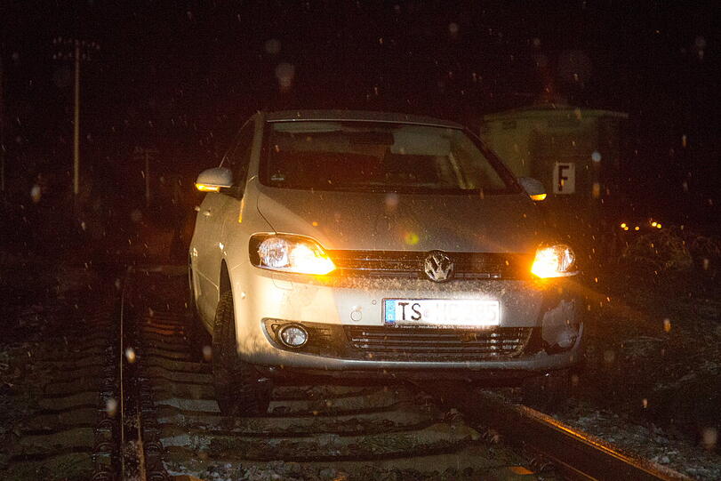 Einfach mitten auf die Gleise gelenkt: Ein Wagen steckt am Samstagabend auf den Schienen fest. Über eine Stunde dauerte die Bergung. Der Zugverkehr war gesperrt.