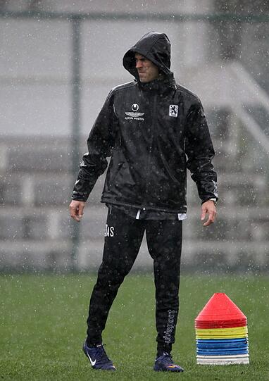 "Land unter" in Belek. Nach gut einer Stunde Training war Schluss. Der Regen setzte den Rasen komplett unter Wasser und Alexander Schmidt brach das Training ab.