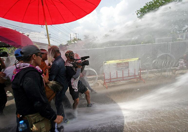 Auch nach der Absetzung der Regierungschefin Yinluck Shinawatra toben Anti-Regierungs-Proteste in Thailand.
