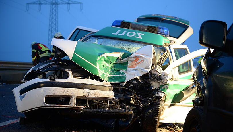 Ein Linienbus und zwei Autos sind am Montag bei Grabenstätt (Kreis Traunstein) zusammengestoßen. Die Bilder von der Unfallstelle. Ein Linienbus und zwei Autos sind am Montag bei Grabenstätt (Kreis Traunstein) zusammengestoßen. Die Bilder von der Unfallstelle.