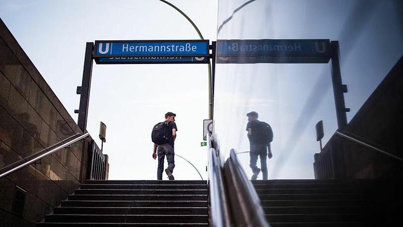 U-Bahnstation Hermannstraße in Berlin. Knapp acht Monate nach der Gewaltattacke gegen eine Frau auf einer Treppe in der U-Bahnstation beginnt der Prozess gegen den mutmaßlichen Angreifer.