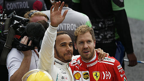 Lewis Hamilton vom Team Mercedes und Sebastian Vettel vom Team Ferrari (rechts) umarmen sich nach dem Rennen.