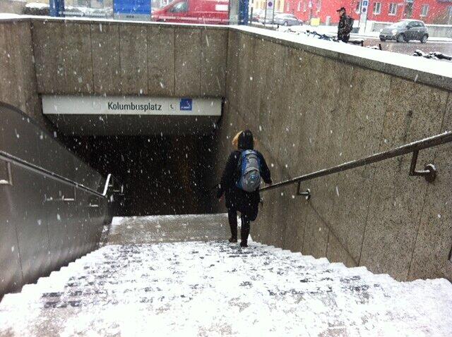 Hier am U-Bahnaufgang am Kolumbusplatz ist es glatt.
