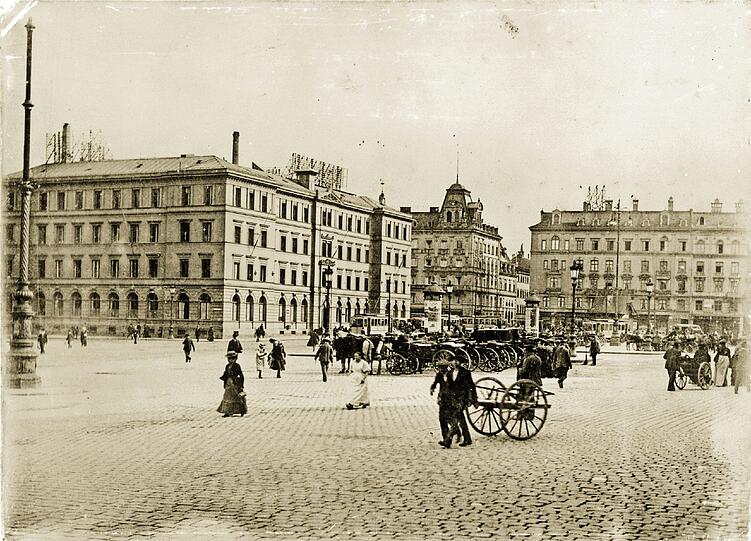 Der südliche Vorplatz des Hauptbahnhofs im Jahr 1905. Hinten sieht man die Ecke Bayer-/Schillerstraße.