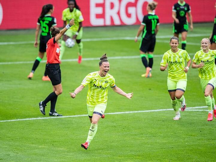 Marina Hegering (M) brachte die Außenseiterinnen aus Essen mit 2:1 in Führung.