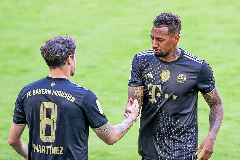 Boateng und Alaba durften gegen Augsburg von Beginn an auflaufen. Als Martinez ausgerechnet für Boateng in der zweiten Hälfte ins Spiel kommt, genießen die beiden Bayern-Legenden den Moment.