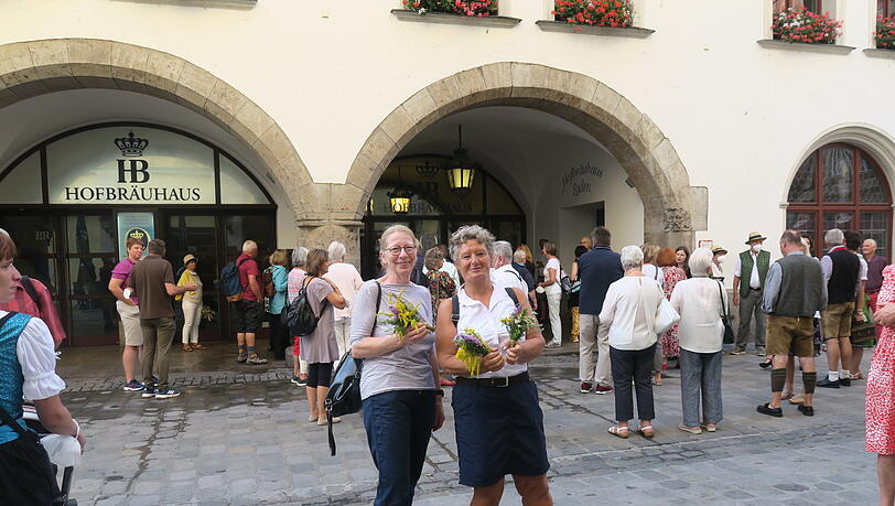 Vor dem Hofbräuhaus warteten schon in aller Früh Gottesdienstbesucher auf Einlass. Susanne Paintner (r.) und ihre Freundin Ilse hatten an Maria Himmelfahrt Kräuterbüschel zur Weihe mitgebracht. Vor dem Hofbräuhaus warteten schon in aller Früh Gottesdienstbesucher auf Einlass. Susanne Paintner (r.) und ihre Freundin Ilse hatten an Maria Himmelfahrt Kräuterbüschel zur Weihe mitgebracht.