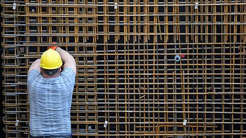 In Deutschland ist die Zahl der Arbeitslosen im April nur leicht gesunken.