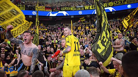 Dortmunds Marco Reus (M) jubelt mit den mitgereisten Fans über den Einzug ins Champions-League-Finale.