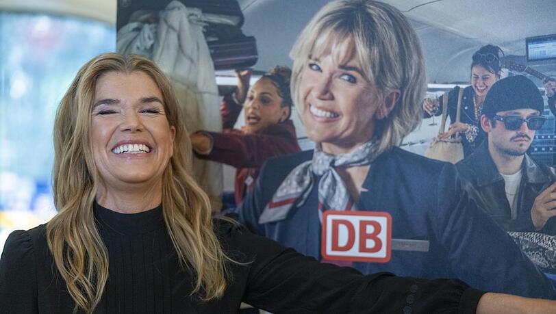 Anke Engelke mit ihrer Serienfigur "Tina", die sie in der Webserie "Boah, Bahn!" spielt.