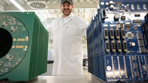 Merlin Reingruber setzt auf recycelten L&ouml;tzinn in seinem Unternehmen Mayerhofer Elektronik.