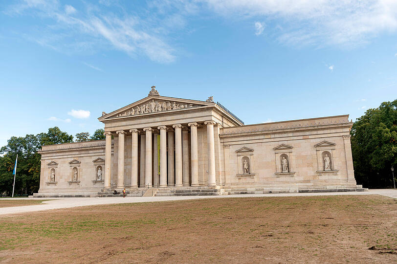 Der Verdächtige war zwei Tage zuvor am Königsplatz erwischt worden, wie er mit heruntergelassener Hose in einem Gebüsch saß und sich selbst befriedigte. Der Verdächtige war zwei Tage zuvor am Königsplatz erwischt worden, wie er mit heruntergelassener Hose in einem Gebüsch saß und sich selbst befriedigte.