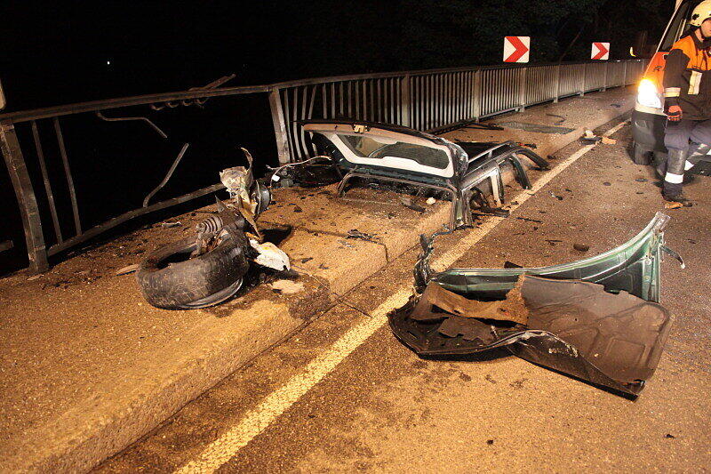 Bei einem Horror-Unfall in der Nähe von Altötting wurde dieses Auto völlig zerfetzt.