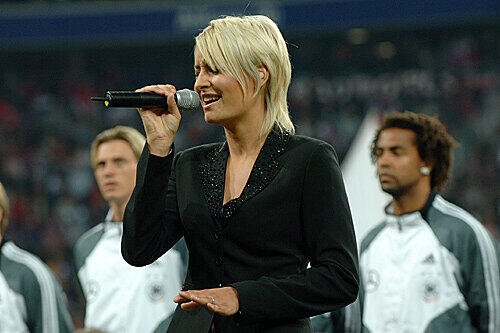Im Mai 2005 sang Connor beim Eröffnungsspiel der Allianz Arena die Deutsche Nationalhymne. Bei der A-cappella-Darbietung unterlief ihr ein Textfehler: Sie sang „Brüh im Lichte dieses Glückes“ statt „Blüh im Glanze dieses Glückes“.