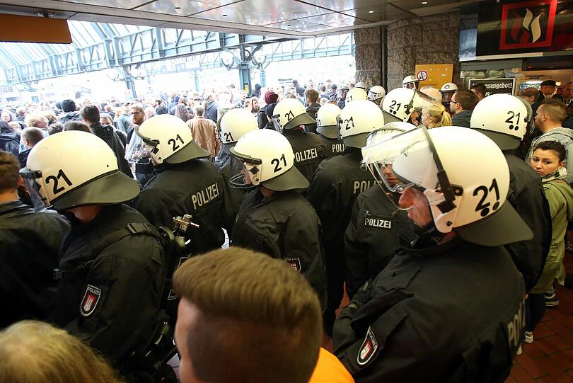 Bei Protesten gegen Rechts kam es am Samstag in Hamburg zu Ausschreitungen!