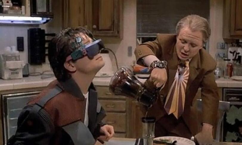 Die Videobrille:
Multimedialität &ndash; alles schon damals im Film vorhanden. Selbst eine Videobrille wie Google Glass gibt es schon, und wenn persönliche Daten des Anrufers auf dem Bildschirm angezeigt werden, dann sieht das fast aus wie Facebook &ndash; 15 Jahre vor Facebook.