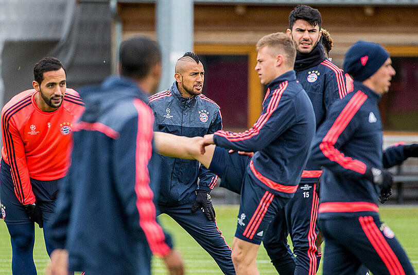 Dehnübungen beim Abschlusstraining vor dem Abflug nach Madrid.