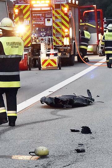 Die Bilder vom Unfall auf der A8, bei dem ein Mercedes mit einem Sattelzug kollidierte.