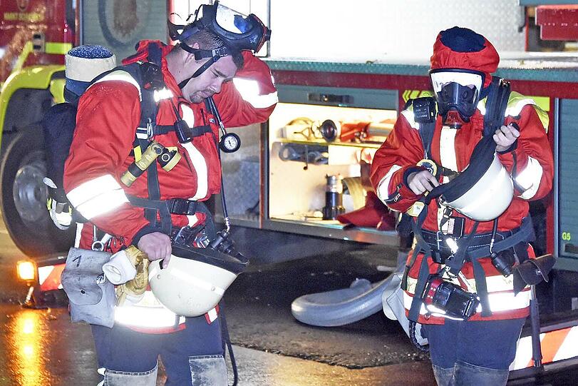 Die Einsatzkräfte mussten 40 Bewohner in Sicherheit bringen. Die Flammen hatten vom ersten Haus auf einen benachbarten Dachstuhl übergegriffen.
