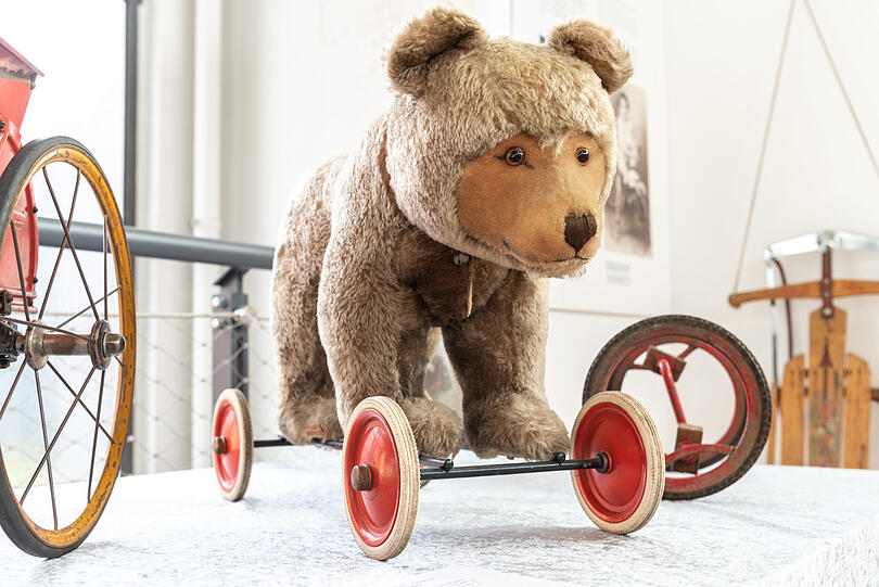 Er war ausgesprochen beliebt: Der anschmiegsame Mohair-Bär auf vier Rädern wurde von Steiff in den 60er Jahren in hoher Stückzahl produziert.