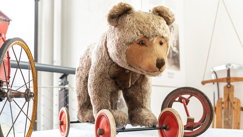 Er war ausgesprochen beliebt: Der anschmiegsame Mohair-Bär auf vier Rädern wurde von Steiff in den 60er Jahren in hoher Stückzahl produziert. Er war ausgesprochen beliebt: Der anschmiegsame Mohair-Bär auf vier Rädern wurde von Steiff in den 60er Jahren in hoher Stückzahl produziert.