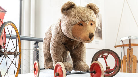Er war ausgesprochen beliebt: Der anschmiegsame Mohair-Bär auf vier Rädern wurde von Steiff in den 60er Jahren in hoher Stückzahl produziert.