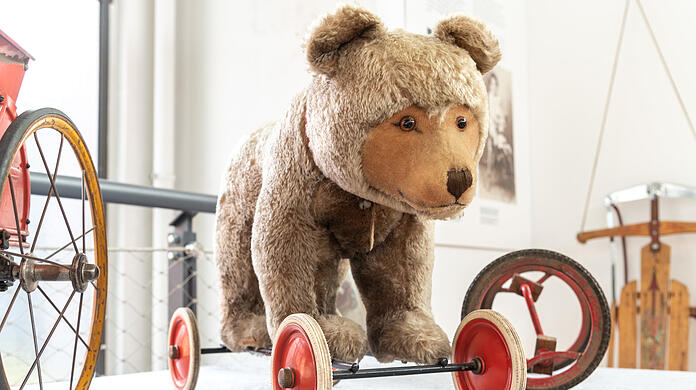 Er war ausgesprochen beliebt: Der anschmiegsame Mohair-Bär auf vier Rädern wurde von Steiff in den 60er Jahren in hoher Stückzahl produziert.