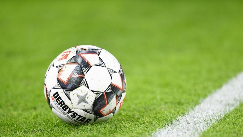 Ein Fußball liegt auf dem Rasen.