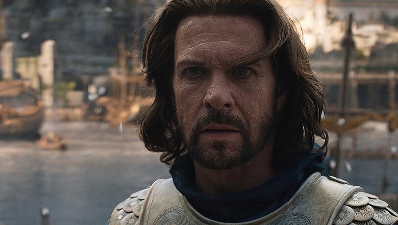 Der Schauspieler Lloyd Owen stimmt Zuschauer auf die kommende Serie "Der Herr der Ringe: Die Ringe der Macht" ein.