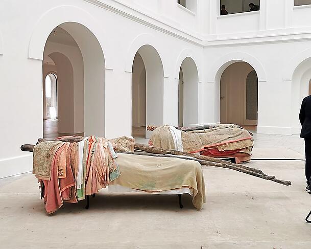 Der Verwitterung ausgesetzte Teppiche zählen zu den wichtigsten Materialien Berlinde De Bruyckeres. Hier sind sie Totenbett und zugleich Hommage an ihre Mutter Walburga, die vor vier Jahren starb. Der Verwitterung ausgesetzte Teppiche zählen zu den wichtigsten Materialien Berlinde De Bruyckeres. Hier sind sie Totenbett und zugleich Hommage an ihre Mutter Walburga, die vor vier Jahren starb.