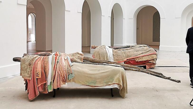 Der Verwitterung ausgesetzte Teppiche zählen zu den wichtigsten Materialien Berlinde De Bruyckeres. Hier sind sie Totenbett und zugleich Hommage an ihre Mutter Walburga, die vor vier Jahren starb. Der Verwitterung ausgesetzte Teppiche zählen zu den wichtigsten Materialien Berlinde De Bruyckeres. Hier sind sie Totenbett und zugleich Hommage an ihre Mutter Walburga, die vor vier Jahren starb.