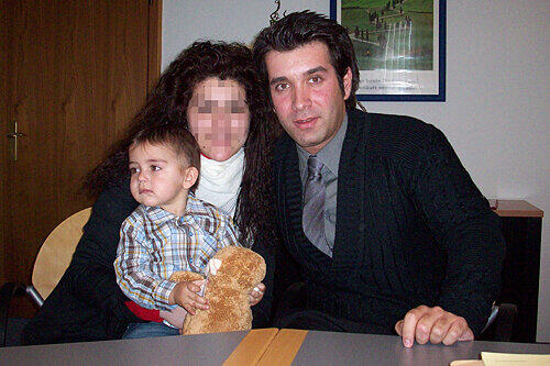 Wieder daheim: Der kleine 18 Monate alte Muhammed mit seiner Mutter Ayshe L. (27) und ihrem Rechtsanwalt Spyridon Spyridis. Nach der abenteuerlichen Übergabe des Kleinen im griechischen Ort Komotimi suchte sie ihn, kaum wieder in Nürnberg, überglücklich auf.