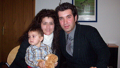 Wieder daheim: Der kleine 18 Monate alte Muhammed mit seiner Mutter Ayshe L. (27) und ihrem Rechtsanwalt Spyridon Spyridis. Nach der abenteuerlichen Übergabe des Kleinen im griechischen Ort Komotimi suchte sie ihn, kaum wieder in Nürnberg, überglücklich auf.