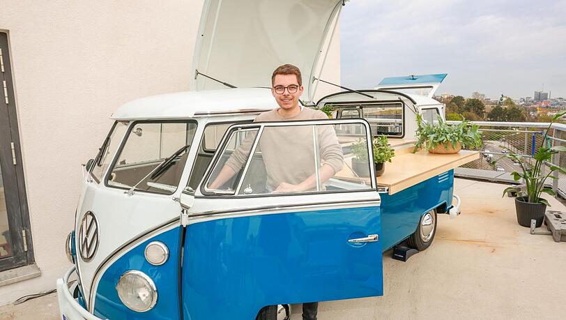 Mathias Vögl, Leiter des Cocoon-Hotels, in der kleinen Bulli-Bar. Dort werden für die Gäste und auf Events Getränke ausgeschenkt. Mathias Vögl, Leiter des Cocoon-Hotels, in der kleinen Bulli-Bar. Dort werden für die Gäste und auf Events Getränke ausgeschenkt.